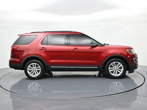 Used 2016 Ford Explorer XLT w/ Equipment Group 202A image 5