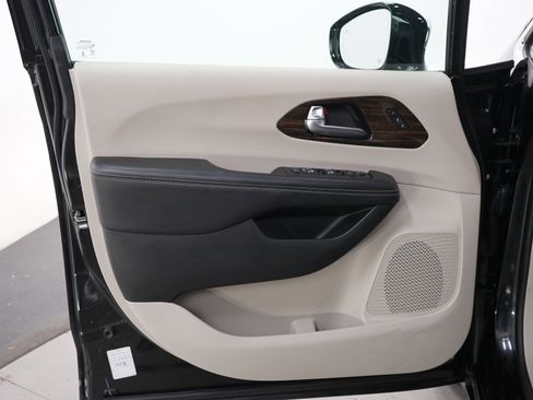Used 2023 Chrysler Pacifica Limited FWD image 21