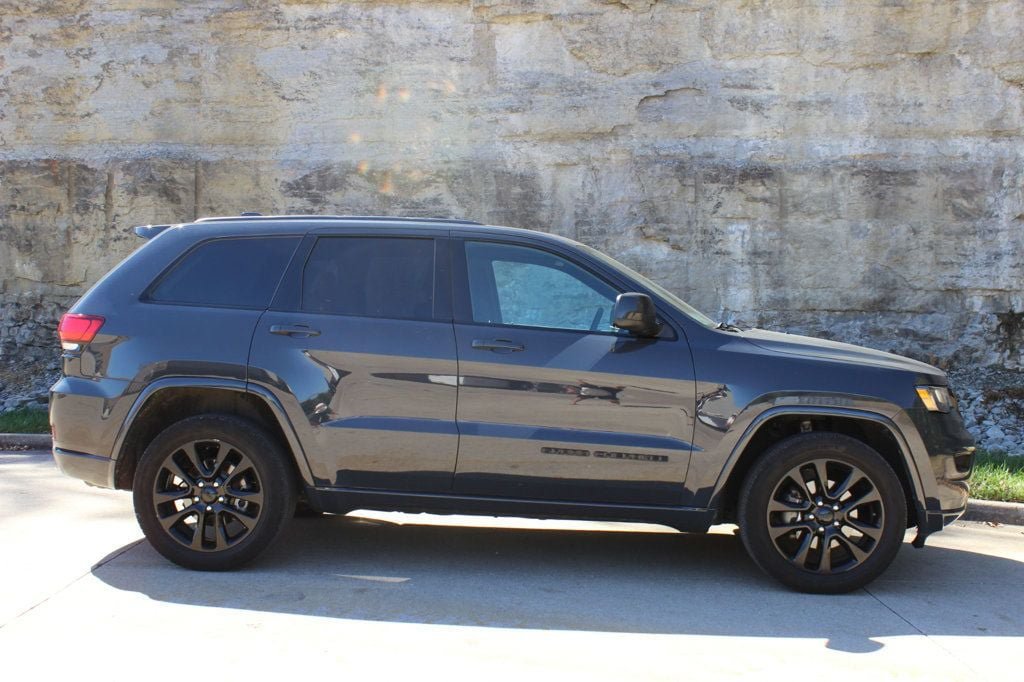 Used 2017 Jeep Grand Cherokee Altitude AWD/4WD image 3