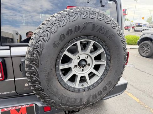 Used 2018 Jeep Wrangler Unlimited Sahara AWD/4WD image 41
