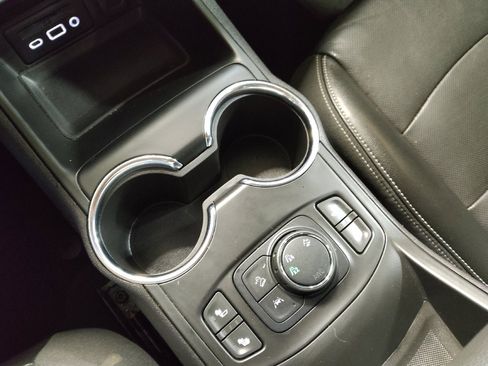 Used 2024 GMC Terrain SLT image 26