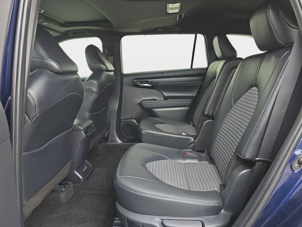 Used 2025 Toyota Highlander XSE AWD/4WD image 17