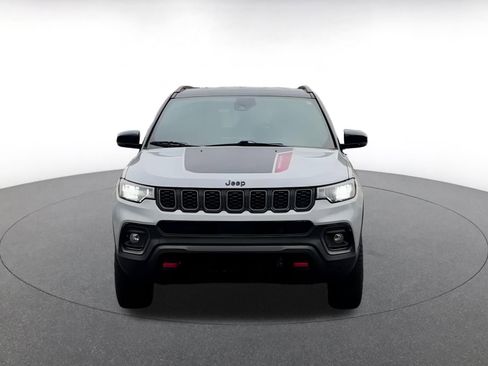 Used 2025 Jeep Compass Trailhawk image 4