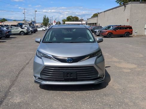 Used 2022 Toyota Sienna XLE image 8
