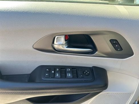 Used 2020 Chrysler Pacifica Touring-L image 25