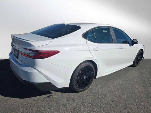 Used 2025 Toyota Camry SE image 3