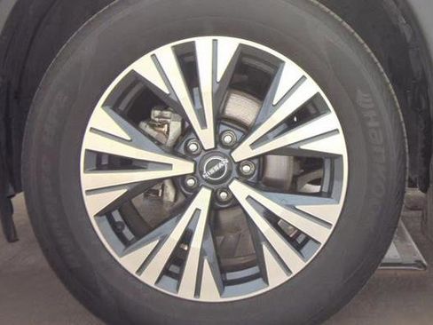 Used 2023 Nissan Rogue SV AWD/4WD image 3