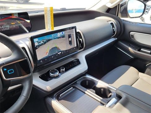 New 2025 Ford Expedition Active image 4