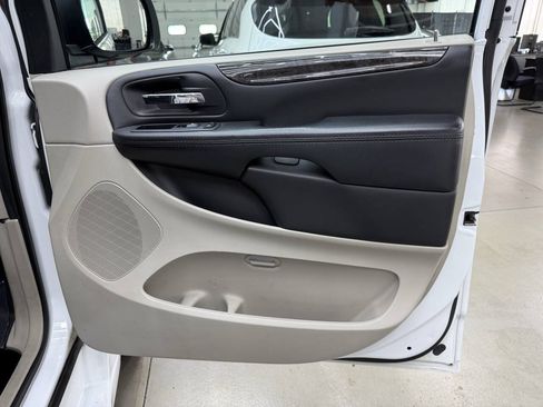 Used 2018 Dodge Grand Caravan SE FWD image 16