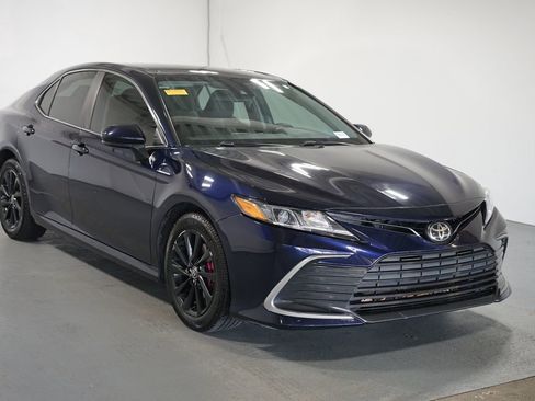 Used 2021 Toyota Camry LE image 3
