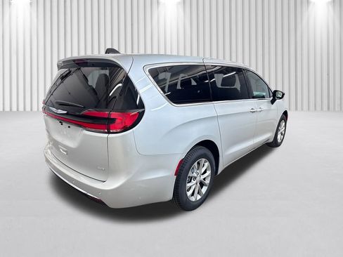 New 2026 Chrysler Pacifica Select image 5