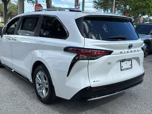 Used 2025 Toyota Sienna Limited image 5