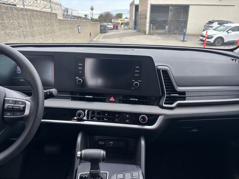 Used 2025 Kia Sportage LX image 17