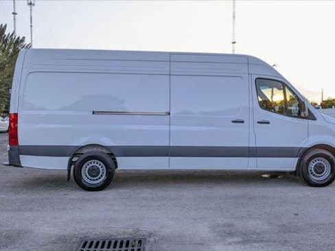 Used 2025 Mercedes-Benz Sprinter 2500 image 9