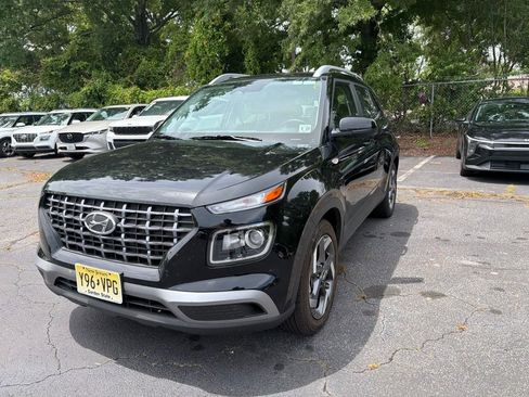 Used 2025 Hyundai Venue SEL FWD image 1