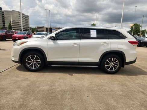 Used 2019 Toyota Highlander XLE FWD image 4