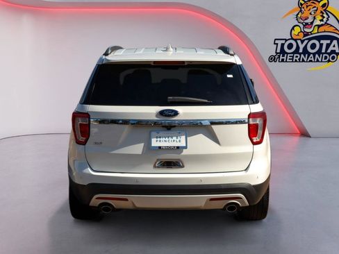 Used 2017 Ford Explorer XLT image 6