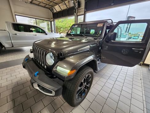 Used 2023 Jeep Wrangler Unlimited Sahara AWD/4WD image 3