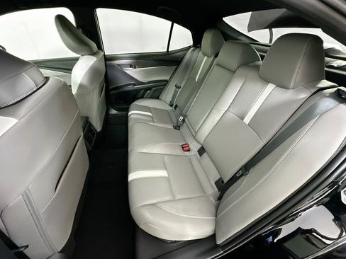 Used 2025 Toyota Camry SE FWD image 26