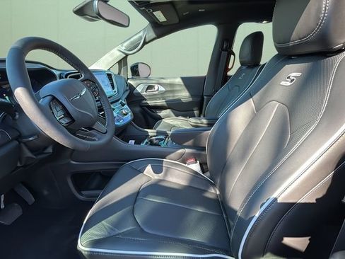 New 2026 Chrysler Pacifica Limited image 19