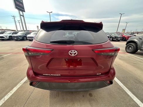 Used 2021 Toyota Highlander XLE FWD image 3