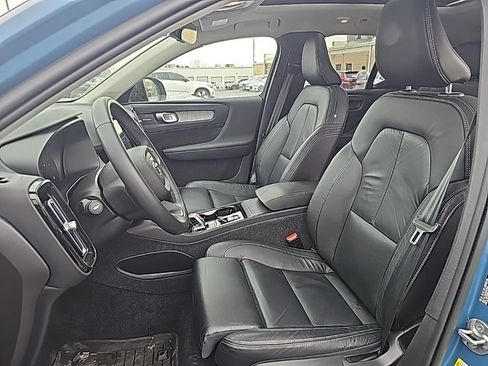 Used 2023 Volvo XC40 B5 Ultimate w/ Protection Package Premier image 3
