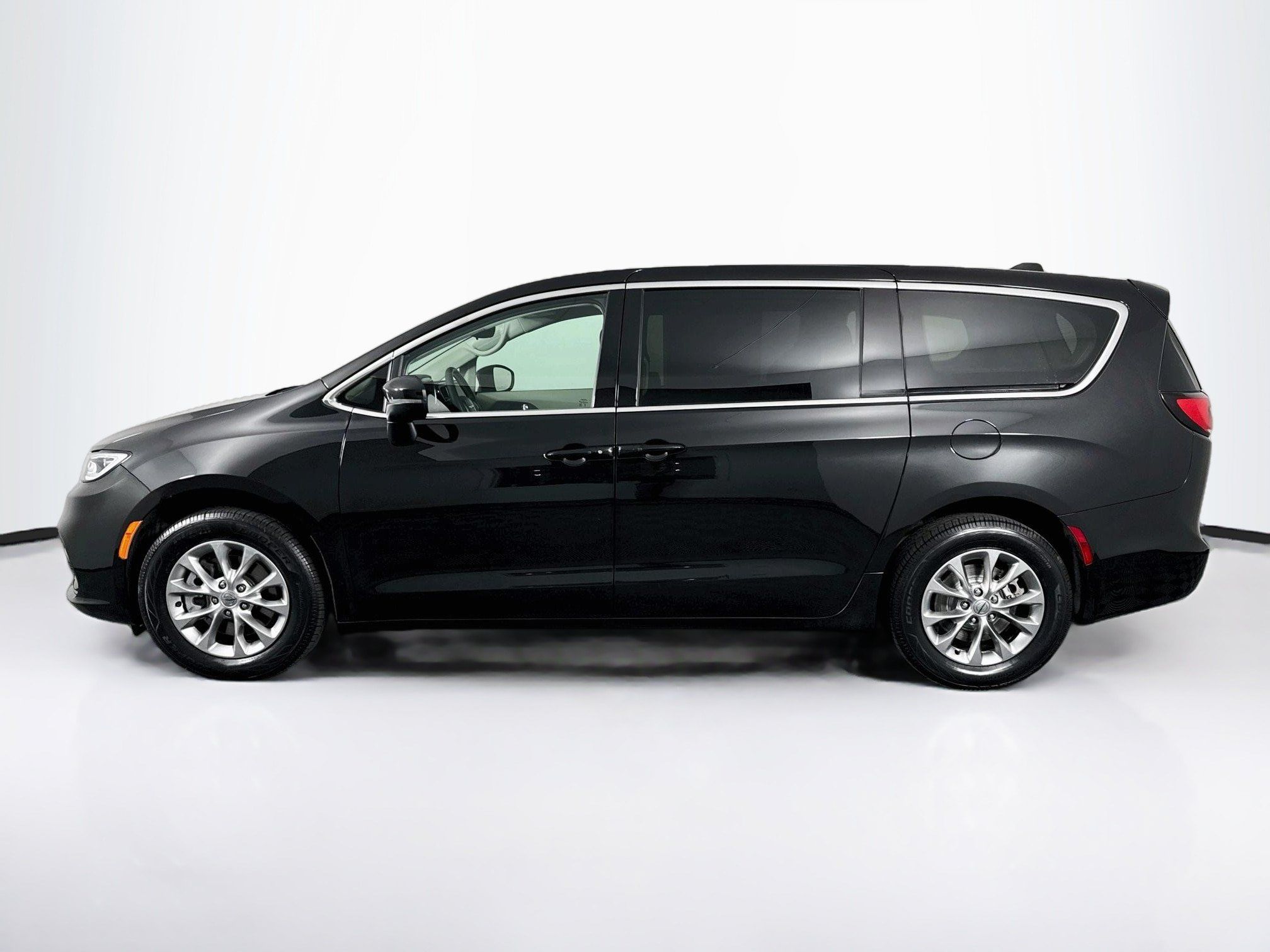 Used 2023 Chrysler Pacifica Touring-L AWD/4WD image 11