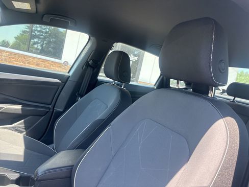 Used 2025 Volkswagen Jetta Sport image 3