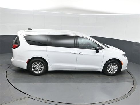 New 2026 Chrysler Pacifica Select image 30