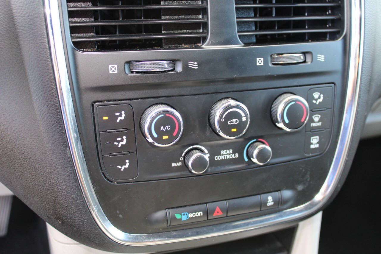 Used 2018 Dodge Grand Caravan SXT FWD image 16