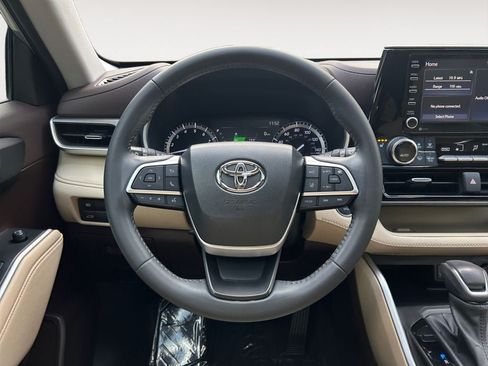 Used 2022 Toyota Highlander XLE AWD/4WD image 13