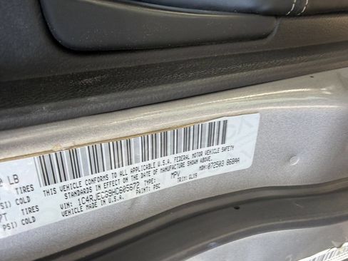 Used 2017 Jeep Grand Cherokee Overland RWD image 14