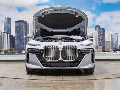 Used 2025 BMW 760i xDrive w/ Executive Package image 4