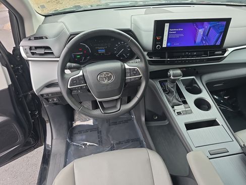 Used 2025 Toyota Sienna XLE FWD image 16