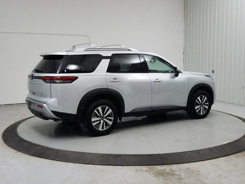 Used 2025 Nissan Pathfinder SL FWD image 8
