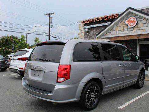Used 2016 Dodge Grand Caravan SXT FWD image 5