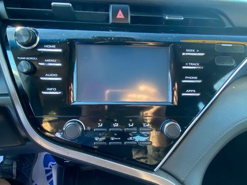 Used 2018 Toyota Camry LE image 21