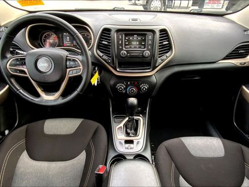 Used 2017 Jeep Cherokee Sport image 12