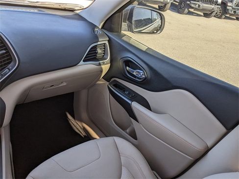 Certified 2019 Jeep Cherokee Latitude w/ Popular Appearance Group image 14