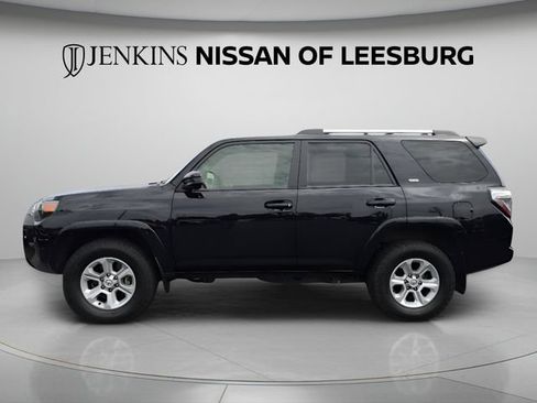 Used 2022 Toyota 4Runner SR5 AWD/4WD image 9