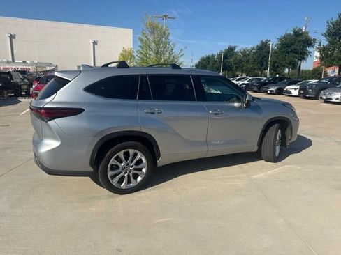 Used 2023 Toyota Highlander Limited FWD image 3