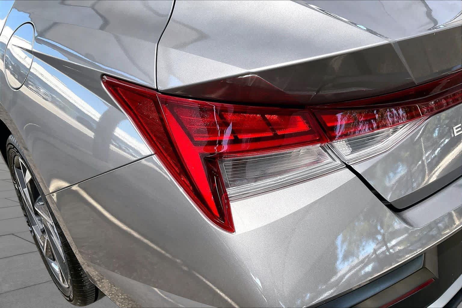 Certified 2025 Hyundai Elantra Limited FWD image 28