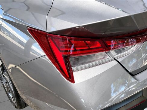Certified 2025 Hyundai Elantra Limited FWD image 28
