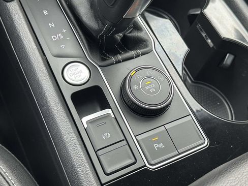 Used 2023 Volkswagen Atlas SEL R-Line image 34