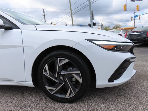 Used 2025 Hyundai Elantra Limited image 18