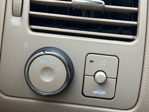 Used 2011 Buick Lucerne CXL image 30