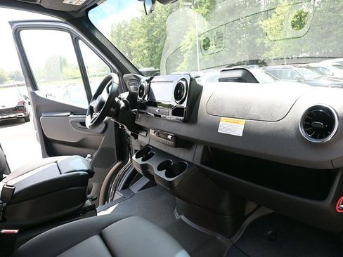 Used 2025 Mercedes-Benz Sprinter 2500 image 19
