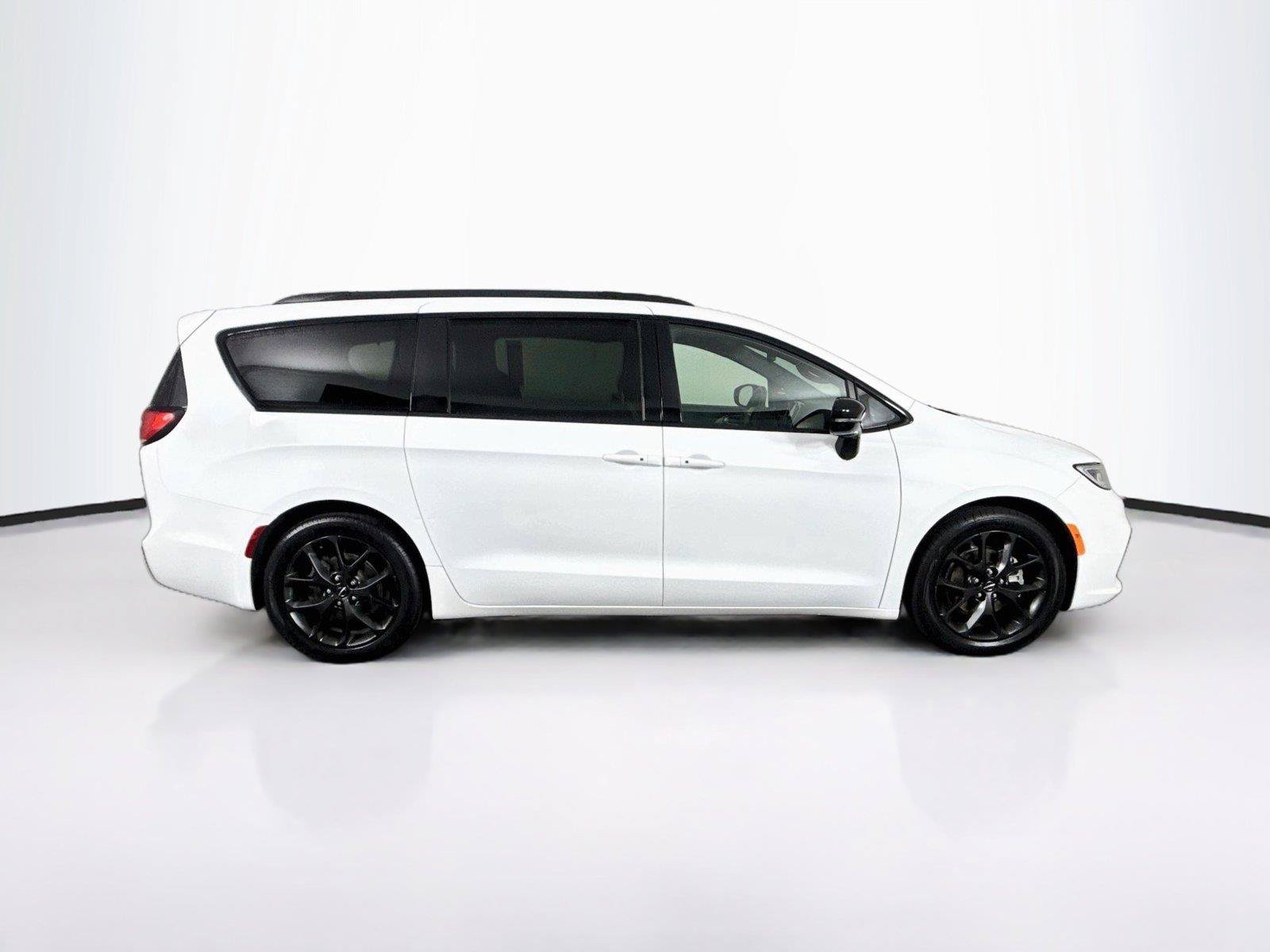 Used 2025 Chrysler Pacifica Limited FWD image 11