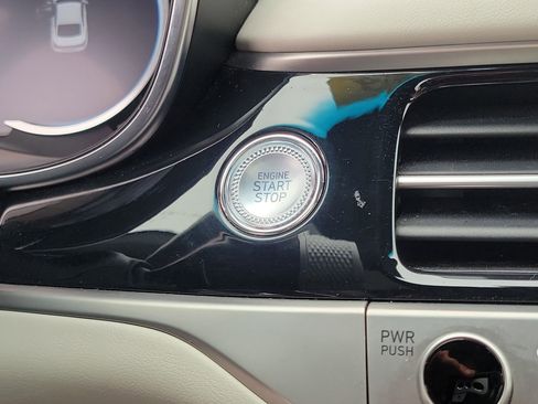 Used 2025 Genesis G70 2.5T image 28