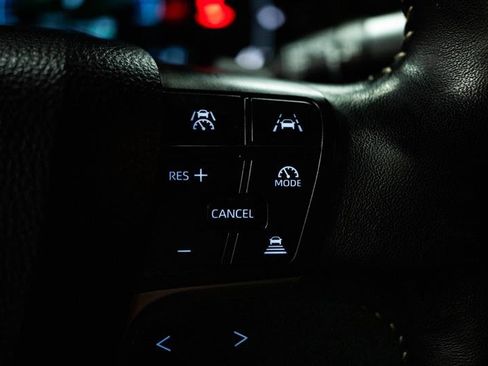 Used 2025 Toyota Camry SE w/ Convenience Package image 18